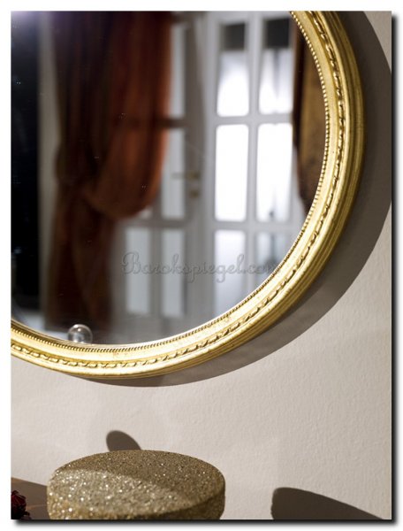 detail-gouden-ovale-spiegel-met-strik