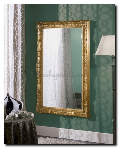 grote-spiegel-goud-op-groene-muur