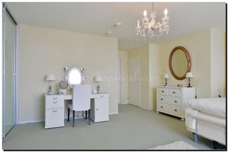 ovale-spiegel-boven-kastje-kaptafel-in-slaapkamer