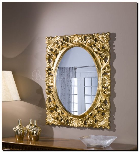 ovale-spiegel-met-vierkante-gouden-lijst-boven-dre