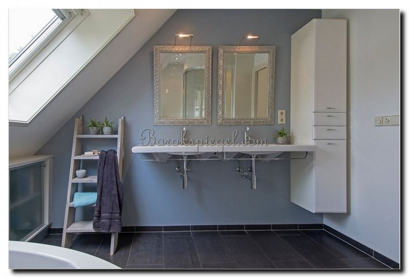 twee-barok-spiegels-zilver-in-badkamer-op-blauwe-m