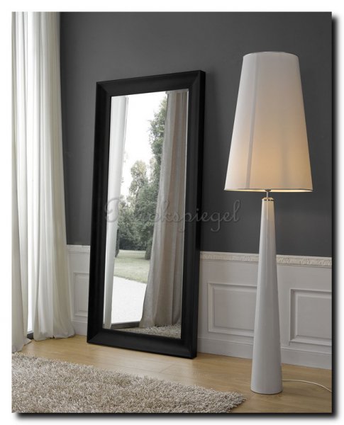 vloerspiegel-zwarte-stijlvolle-moderne-spiegel-op