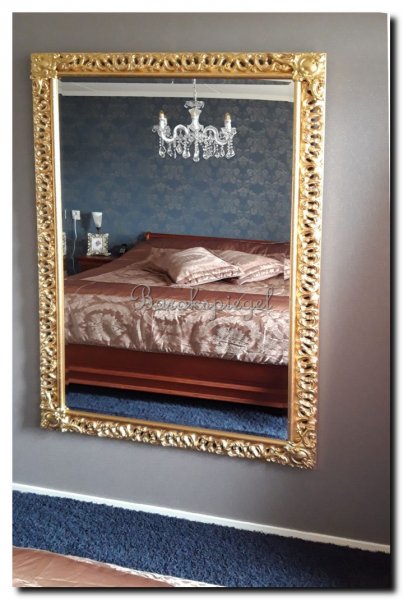 grote-wandspiegel-goud-in-klassieke-slaapkamer