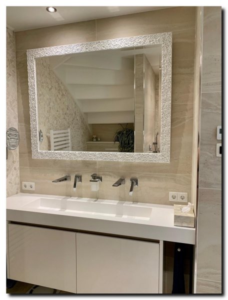 witte-design-spiegel-in-badkamer