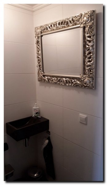luxe-zilveren-spiegel-op-zwart-wit-toilet-1