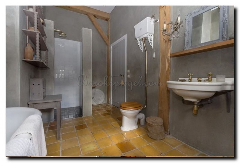 barok-spiegel-wit-op-plank-in-badkamer-woonboerder