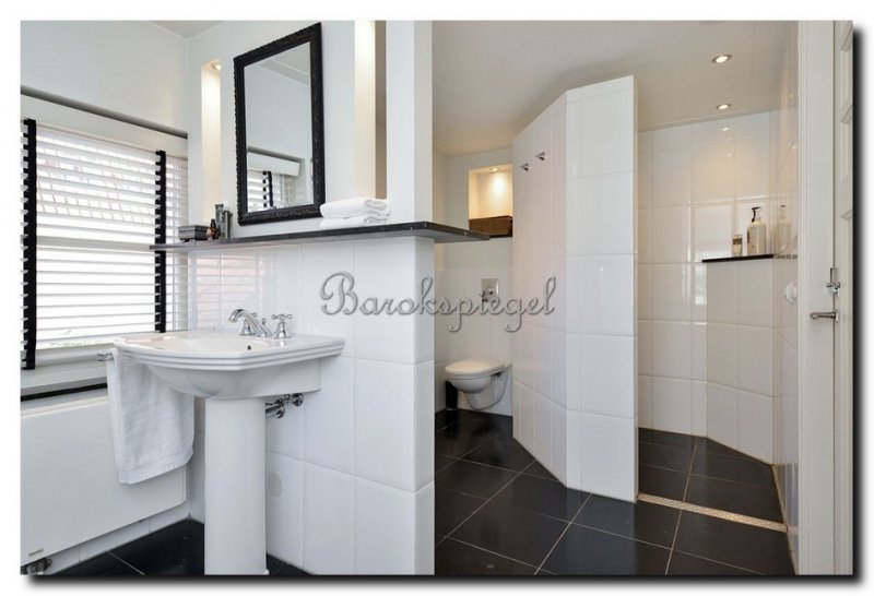 barok-spiegel-zwart-hoogglans-in-badkamer-2