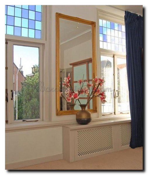 gouden-barok-spiegel-in-slaapkamer-tussen-twee-ram