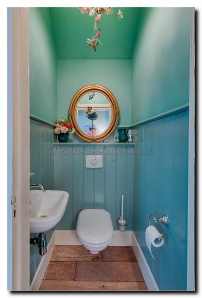 ovale-spiegel-antiekgoud-agnese-in-toilet-wc
