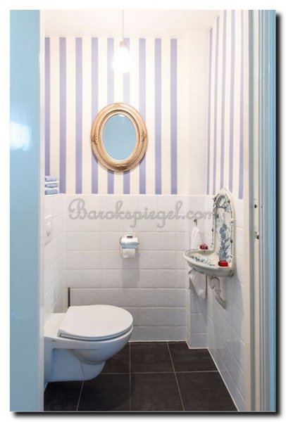 ovale-venetiaanse-spiegel-gouden-lijst-in-toilet