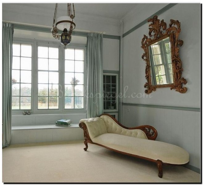 barok spiegel met krullen boven sofa