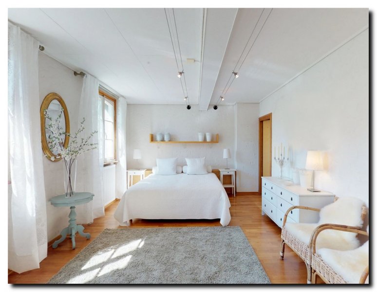 ovale-gouden-spiegel-in-witte-slaapkamer