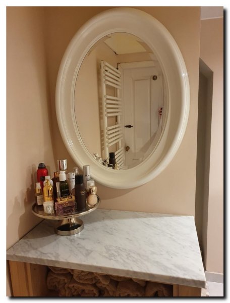 ovale-spiegel-wit-in-badkamer-brede-rond-moderne-w