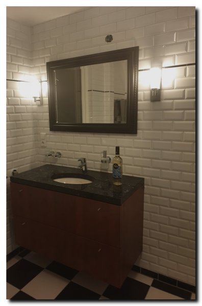 zwarte-spiegel-op-maat-in-badkamer