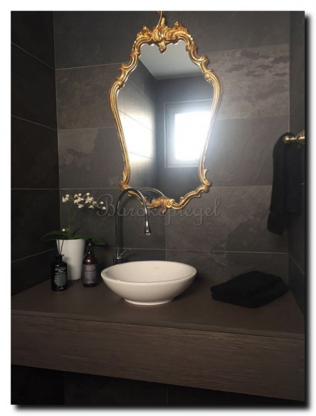 elegante-spiegel-met-kuif-in-badkamer-op-dondere-m