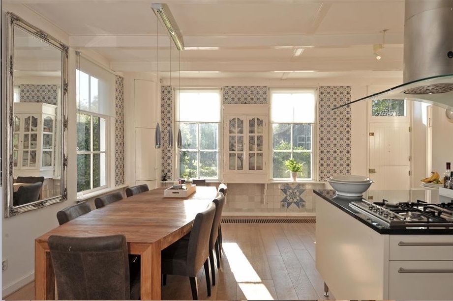 grote-barok-spiegel-zilver-in-keuken-boven-eettafe