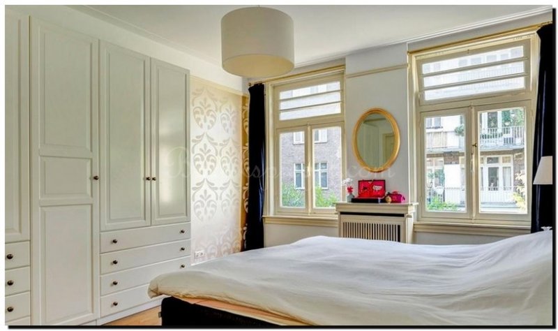 ovale-spiegel-goud-in-slaapkamer